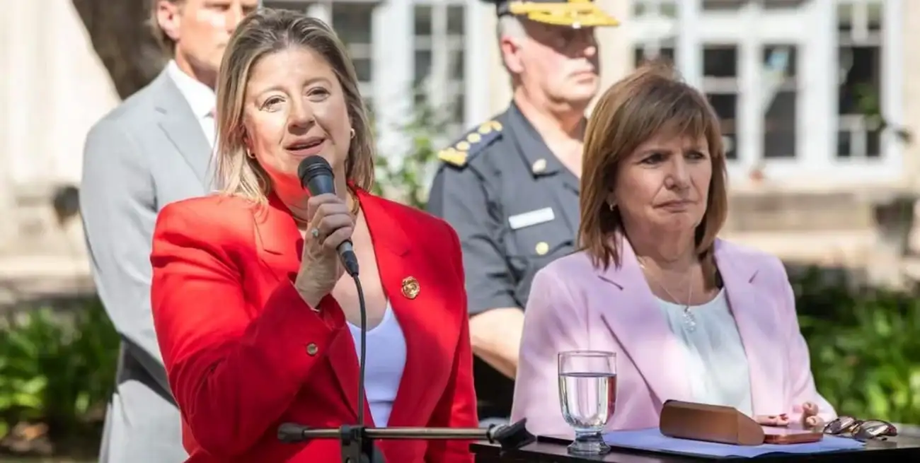 Bullrich junto a Monteoliva, su reemplazo en el cargo. Crédito: Ministerio de Seguridad de la Nación