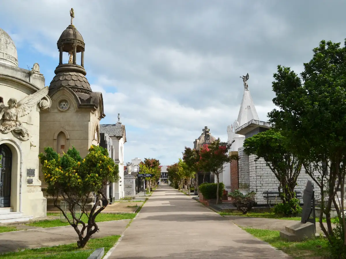 Le robaron dentro del cementerio  
