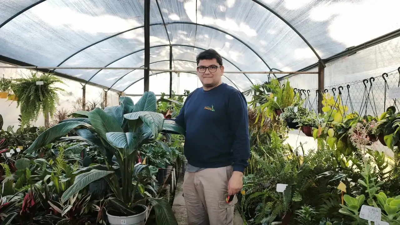 Diego Marques durante la recorrida por las distintas especies que ofrece el vivero.