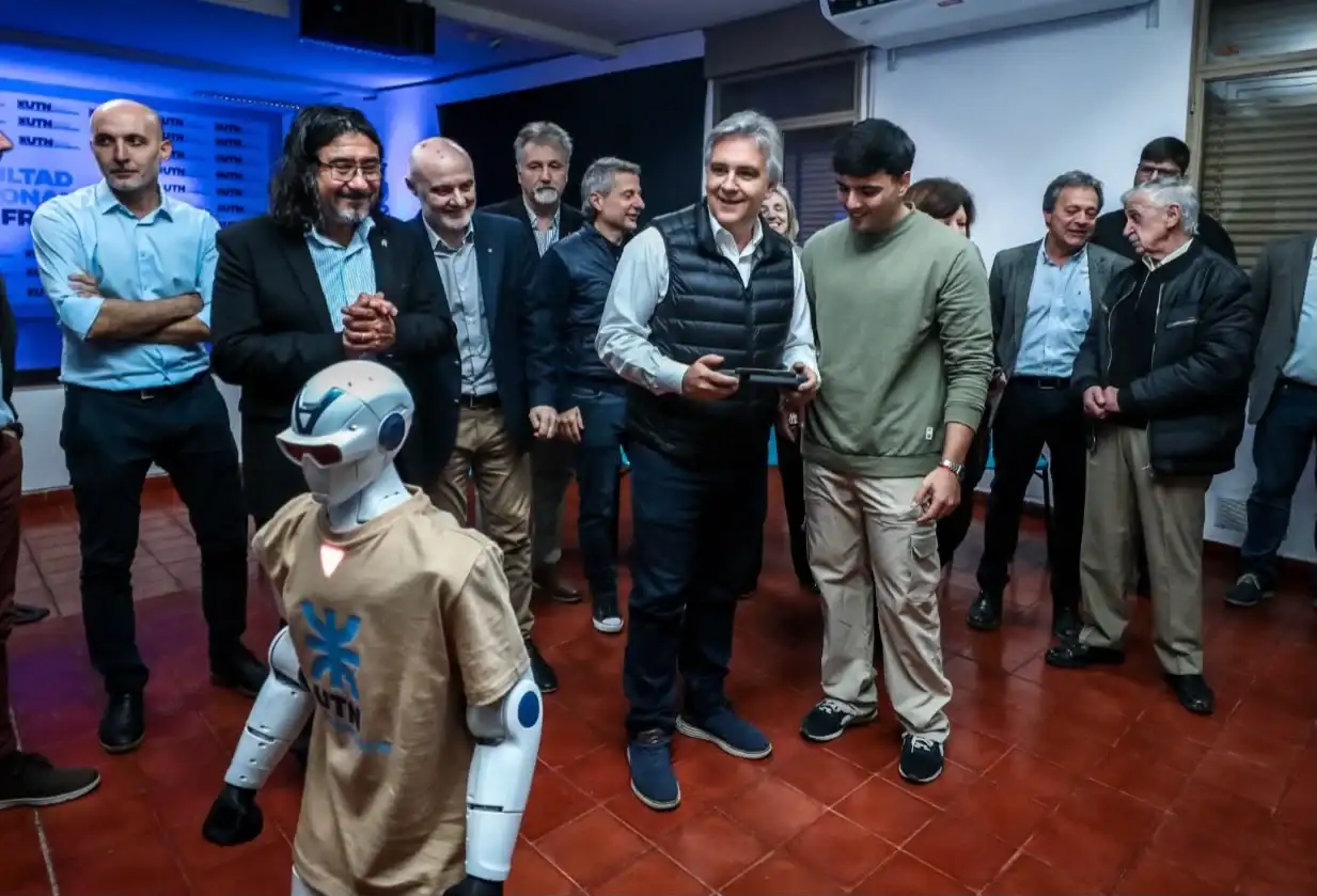 llaryora robot utn