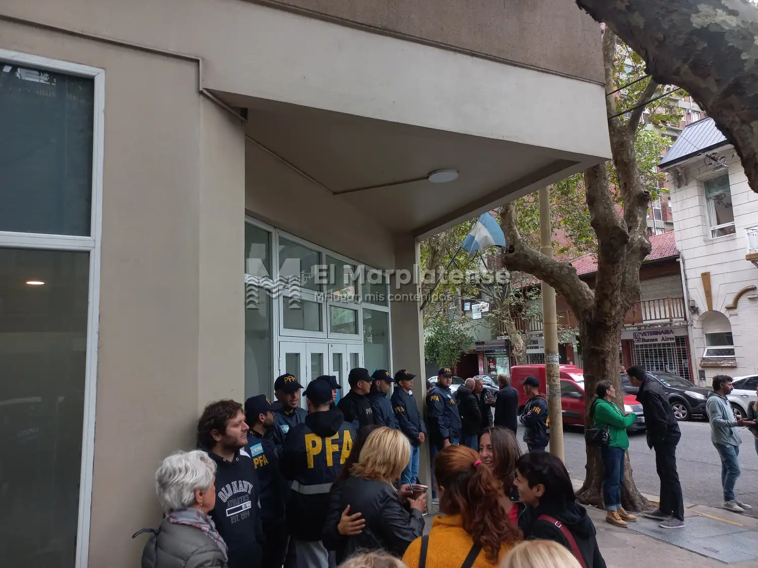 La oficina amaneció con un cordón policial.
