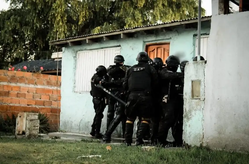 Atrapan a otro joven por el violento asalto a una mujer para robarle la moto