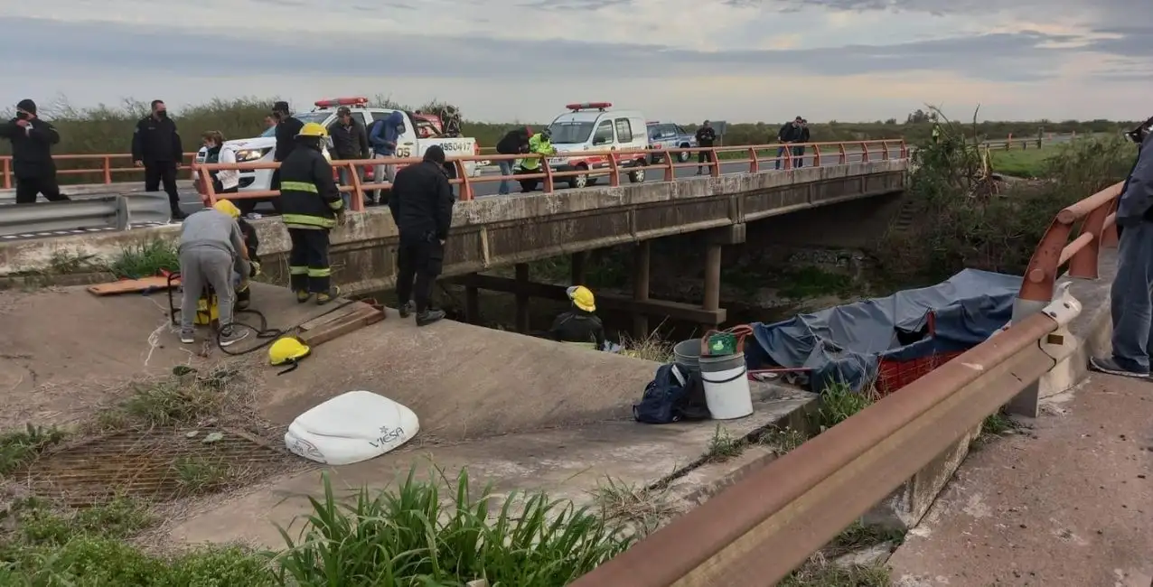 Rescataron a un camionero que cayó al arroyo Los Padres