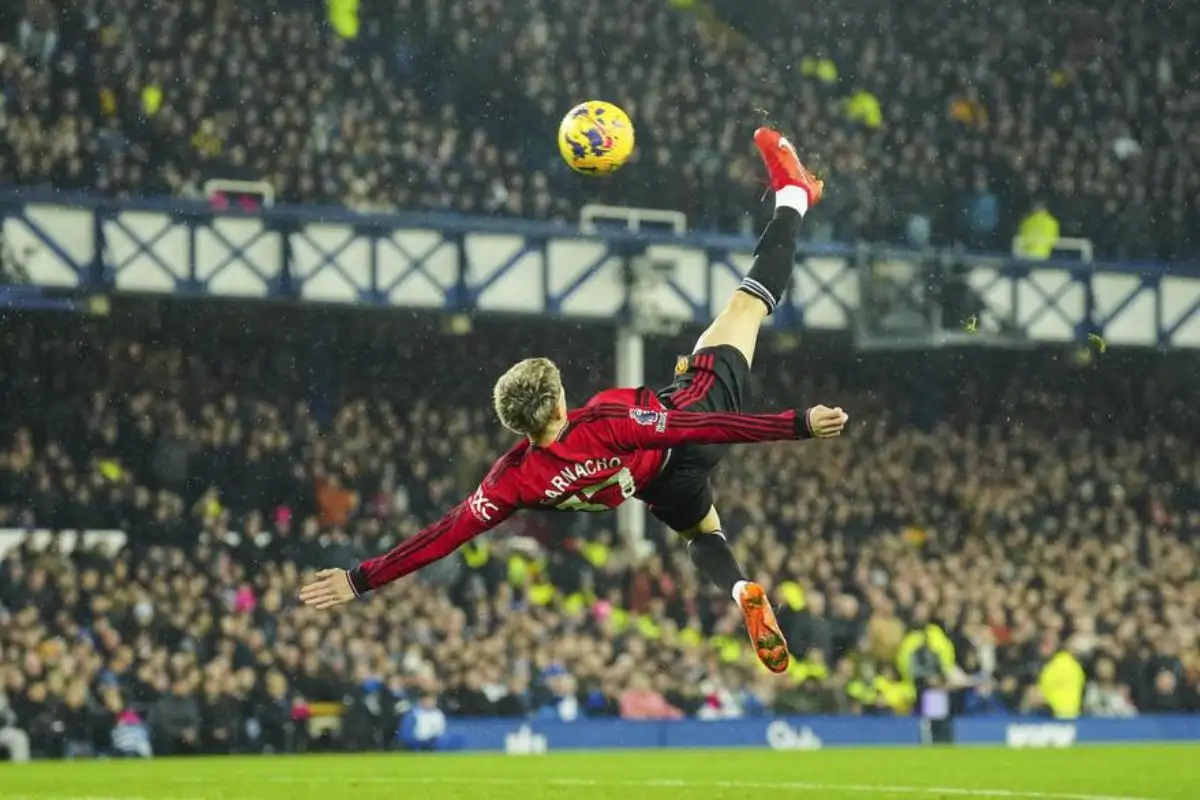 Alejandro Garnacho se elevó en el aire e impactó de derecha la pelota al segundo palo del arquero Jordan Pickford
Jon Super - AP