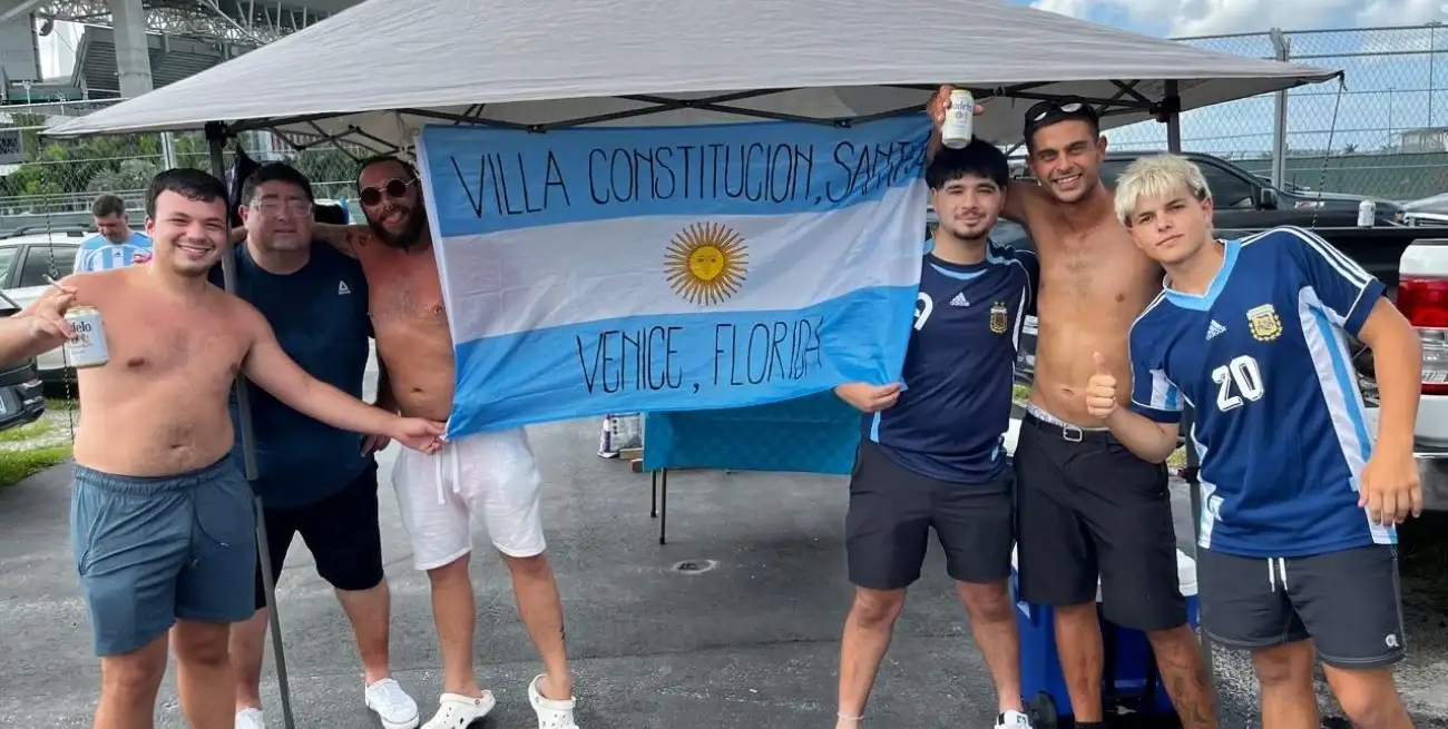 Santafesinos de Villa Constitución en la previa al partido. Crédito: El Litoral