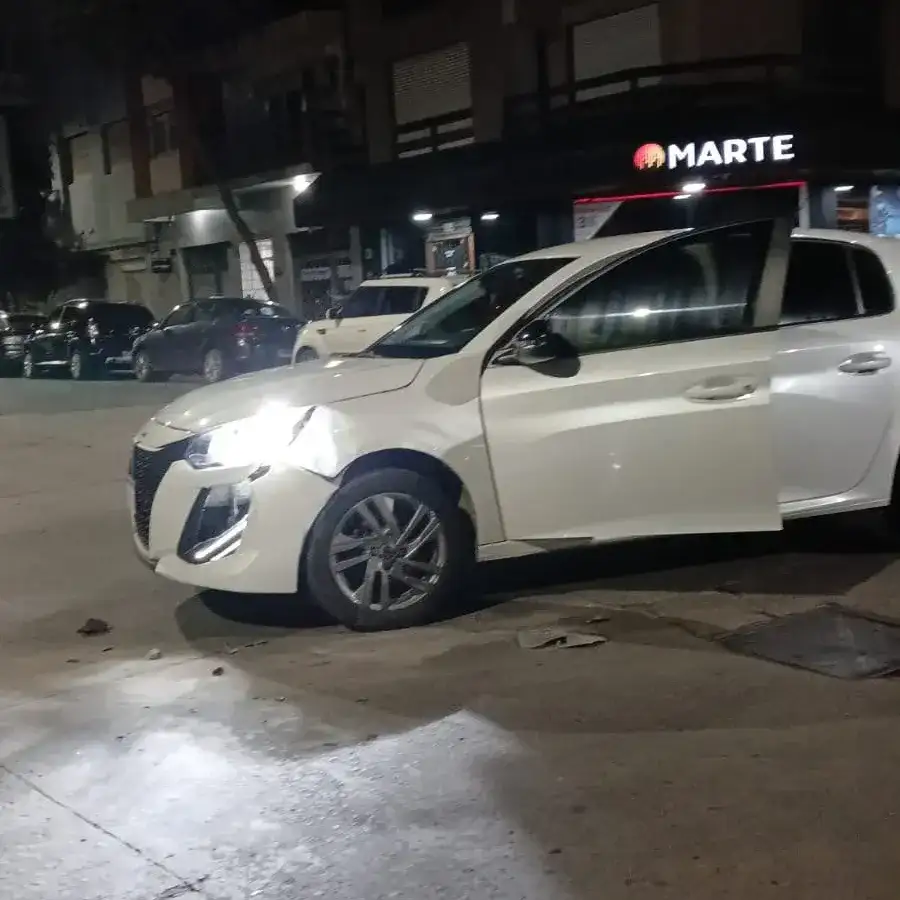 Música alta, maniobras imprudentes y un violento choque de madrugada