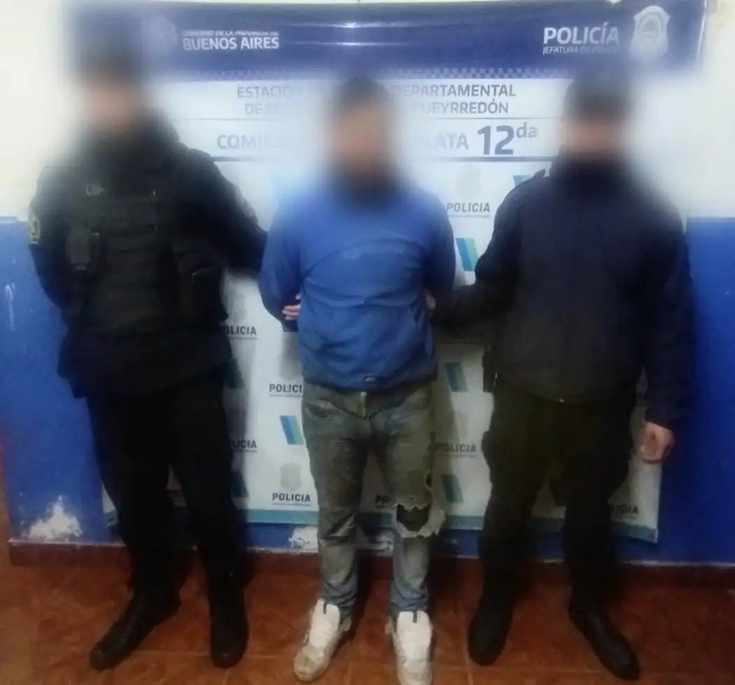 Al arribar en Alvarado y Pigüé los uniformados realizaron la aprehensión de malviviente de 30 años, quien a 500 metros en Castelli 8221 rompió la puerta de ingreso e intentó sustraer una garrafa.