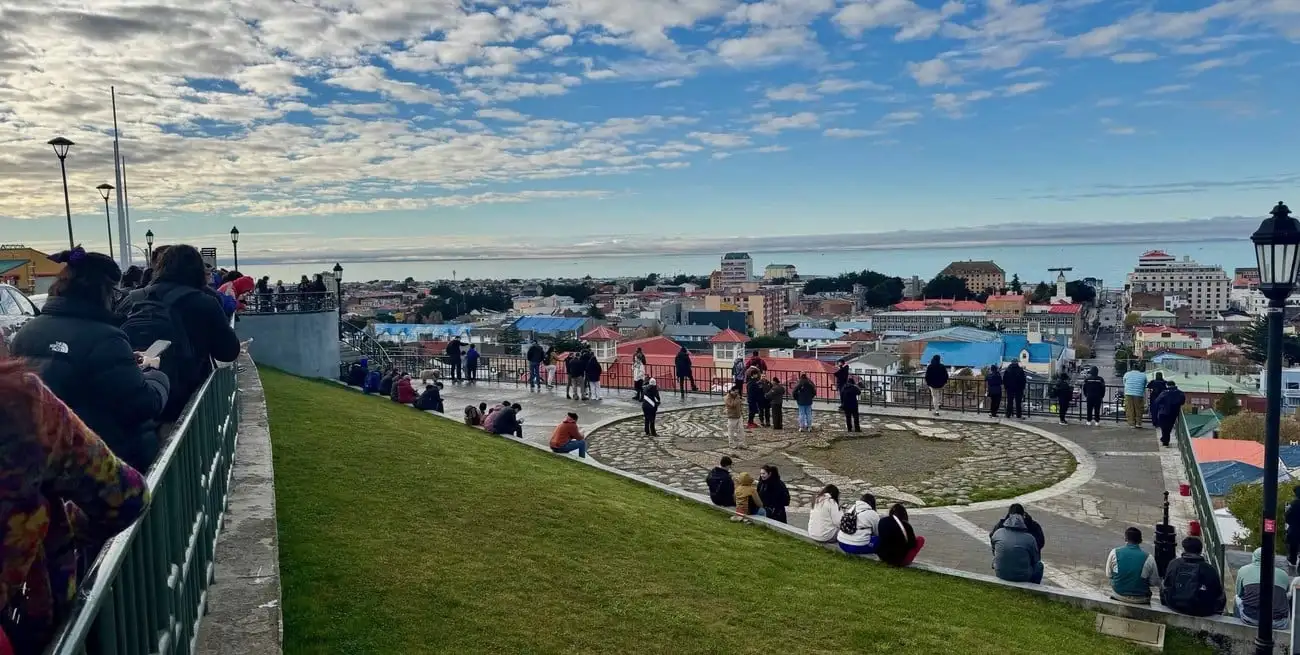 Personas son evacuadas tras el terremoto que afectó a la ciudad de Puerto Williams. Crédito: Xinhua.