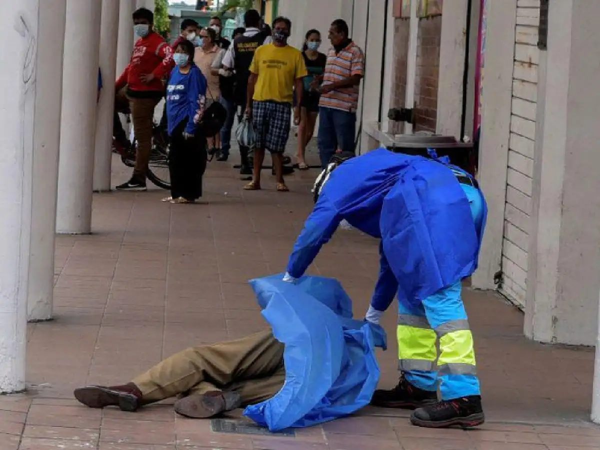 Covid-19 en Ecuador: arrojan cadáveres de presuntos infectados a las calles