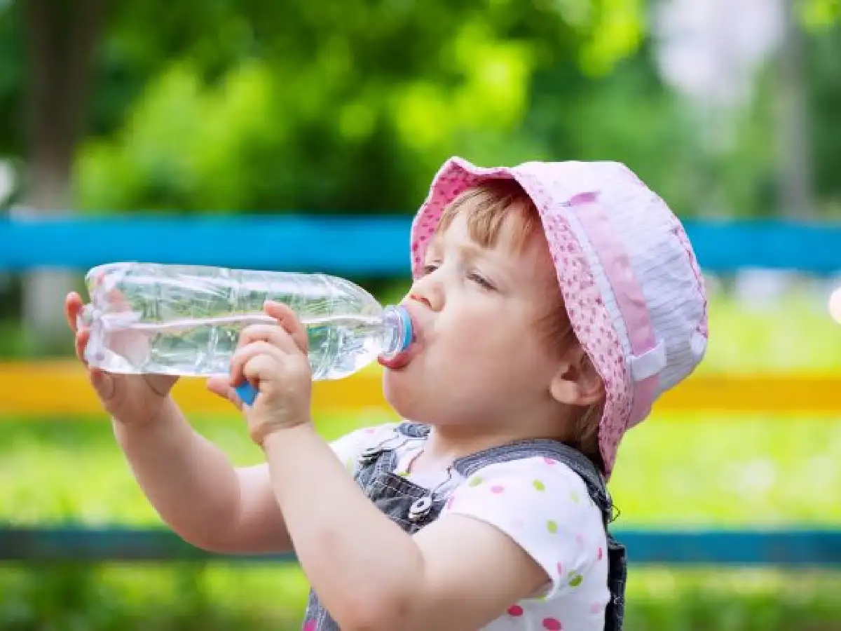 Más de la mitad de los argentinos no toma los 2 litros de agua recomendados por día
