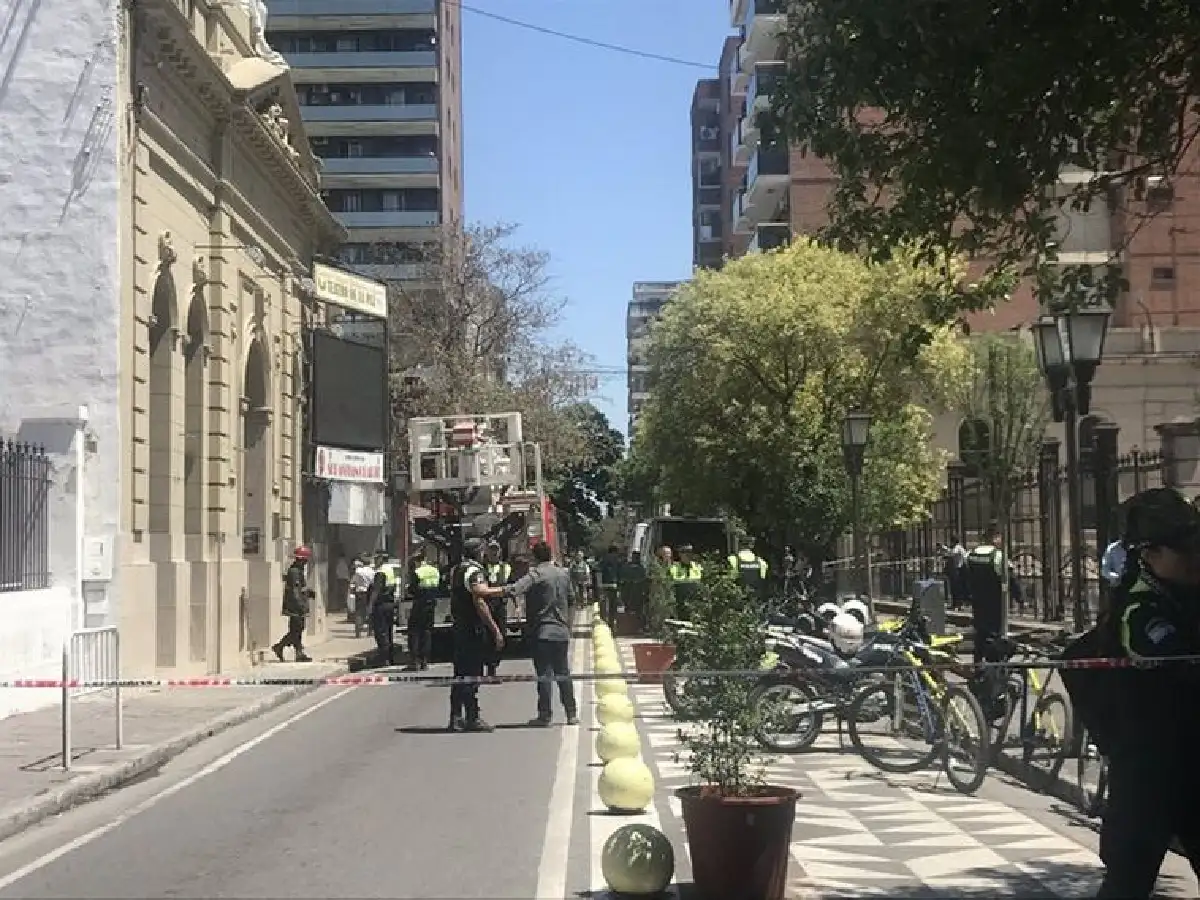 Se derrumbó el techo de un teatro en Tucumán