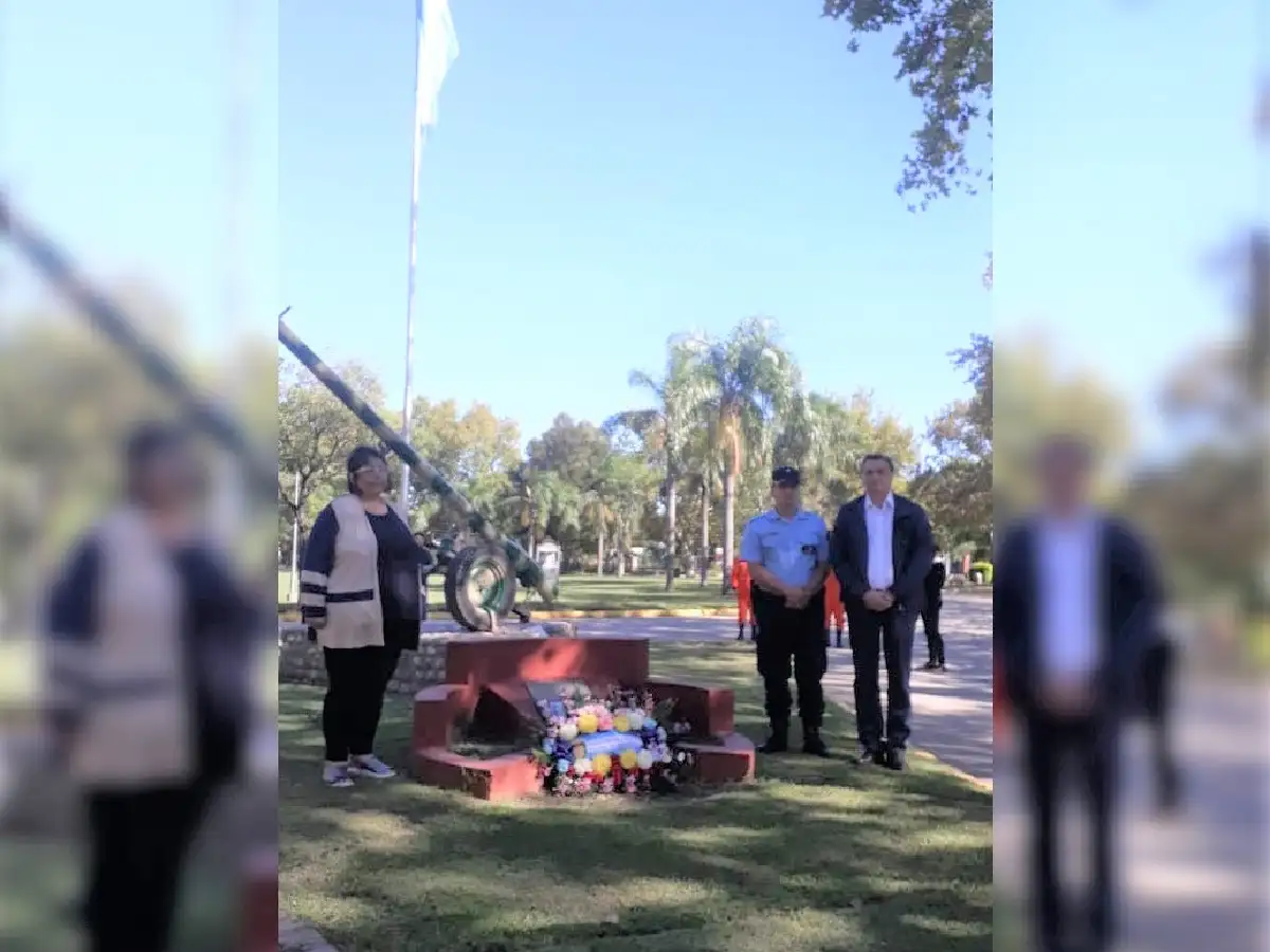 Con ofrendas florales y el himno nacional se recuerda los veteranos de Malvinas