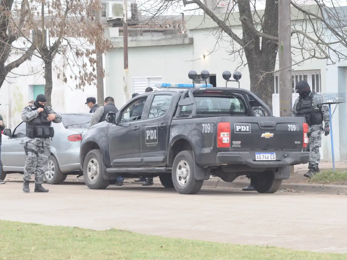 Droga, una ametralladora, más armas y tres detenidos en allanamientos hoy en Frontera 