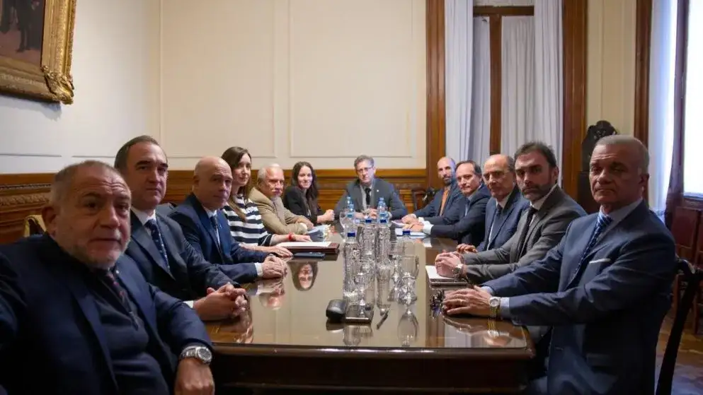 El flamante jefe de gabinete y la vicepresidenta reunidos con senadores.