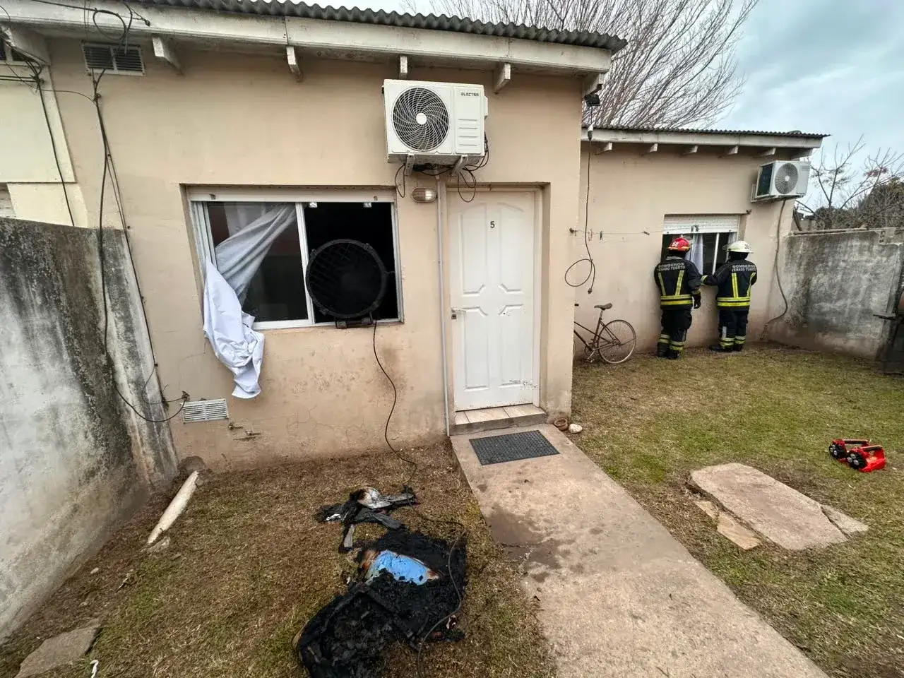 Personal de bomberos trabajando en la ventilación del inmueble.