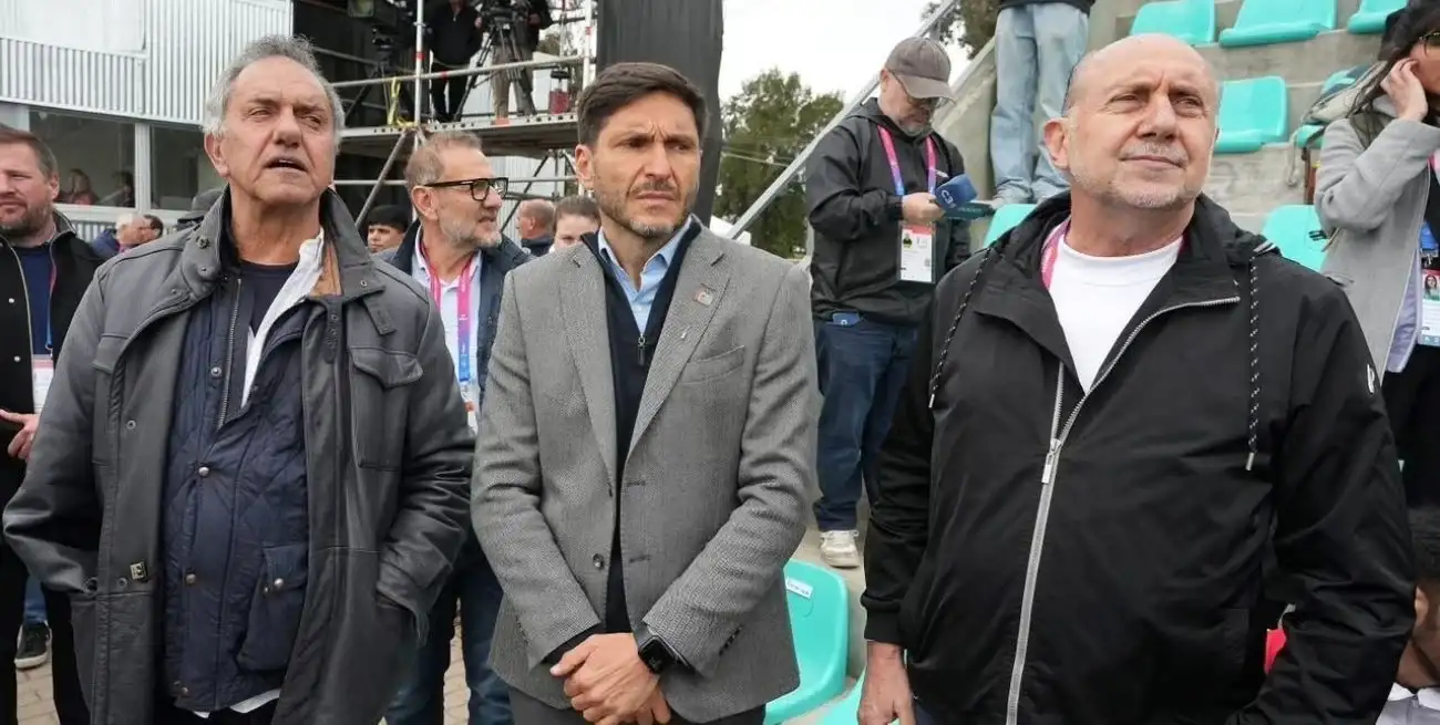 El ex mandatario provincial estuvo en la pista de atletismo y se saludó con Maximiliano Pullaro.