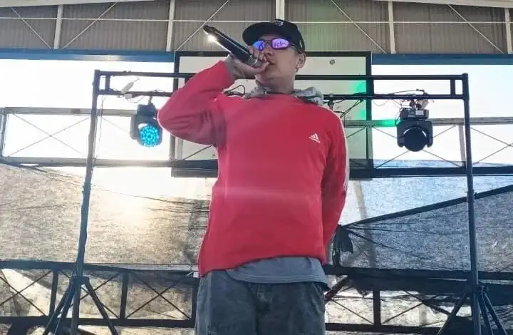 Agustín Alexis Guevara, alias "Manay", en una de sus presentaciones artísticas.