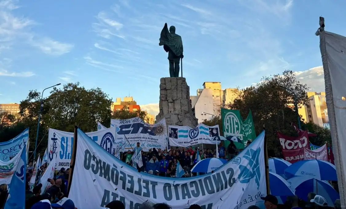 La concentración culminó a los pies del Monumento al General San Martín.