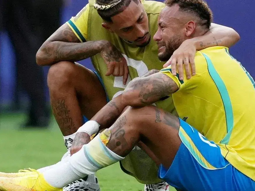 Neymar se despide como máximo goleador histórico de Brasil y tras 16 años en la selección.