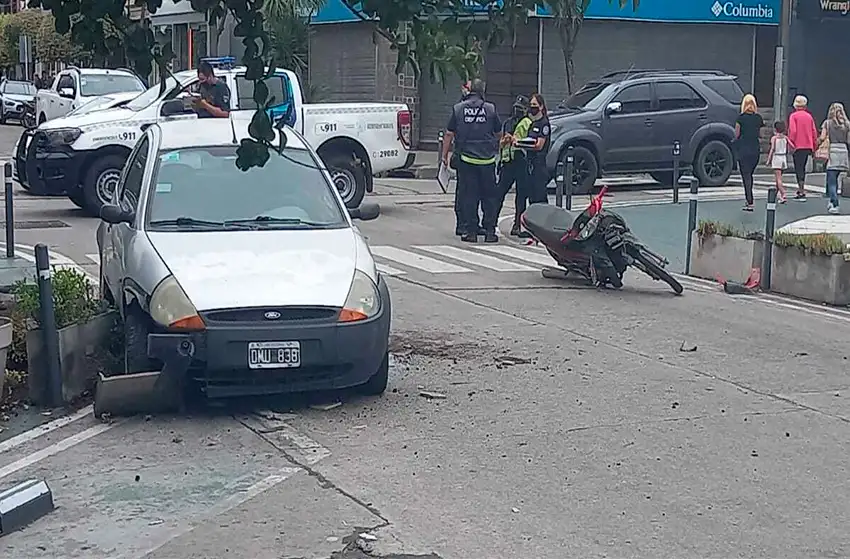 Fotos: fuerte choque en Güemes y Castelli entre un auto y una moto
