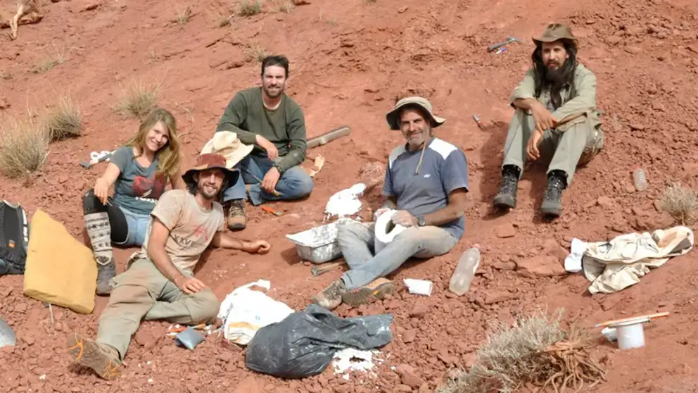 Equipo de investigación en la Quebrada de Santo Domingo (Provincia deLa Rioja) donde se hallaron los fósiles del dinosaurio Huayracursor jaguensis. Créditos: Gentileza del equipo de investigación.