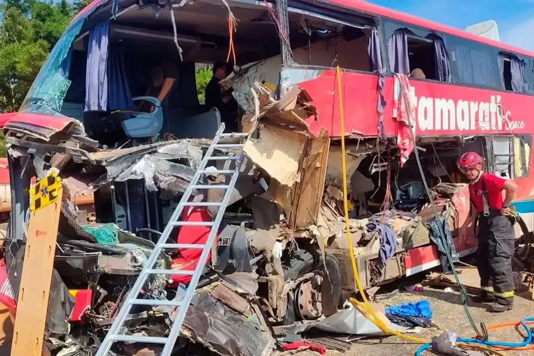 El frente del ómnibus quedó destrozado