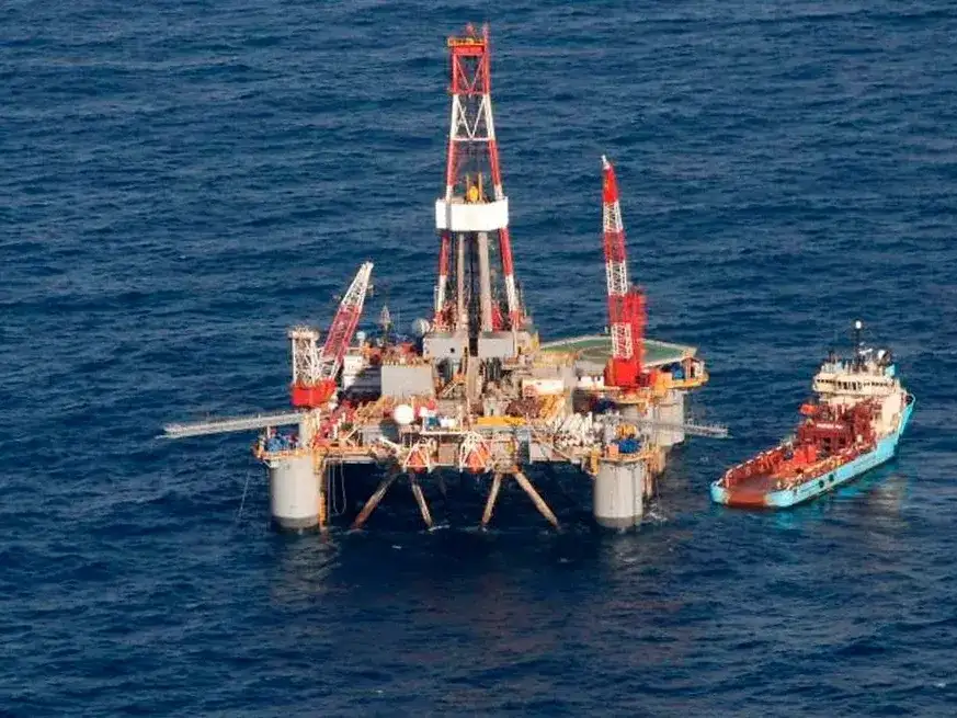 La plataforma de perforación semi sumergible a poco más de 100 km (62 millas) de la costa de las Islas Malvinas. Crédito: Archivo de Reuters