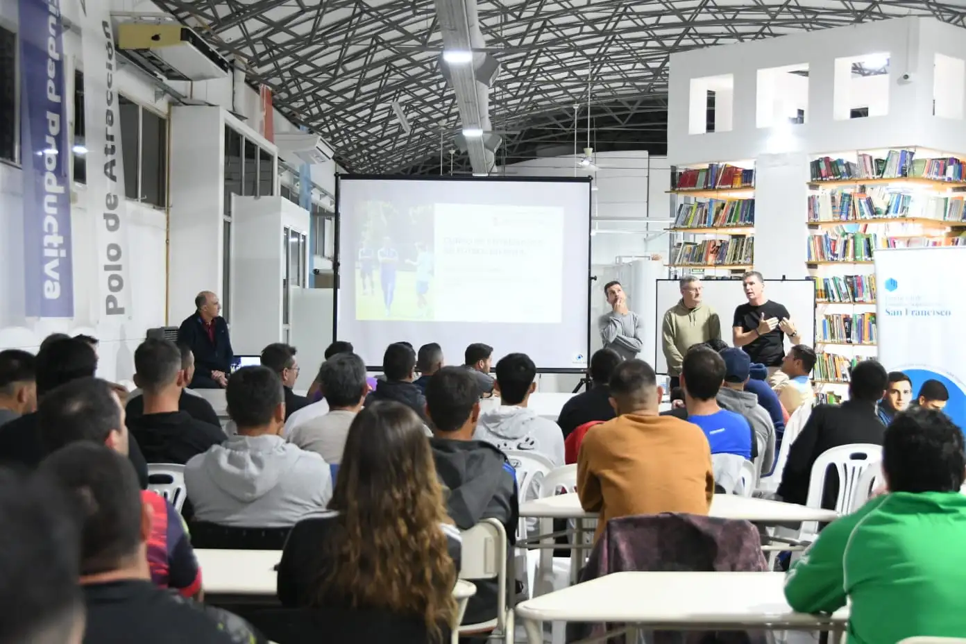 Capacitan a entrenadores de fútbol infantil en recursos pedagógicos