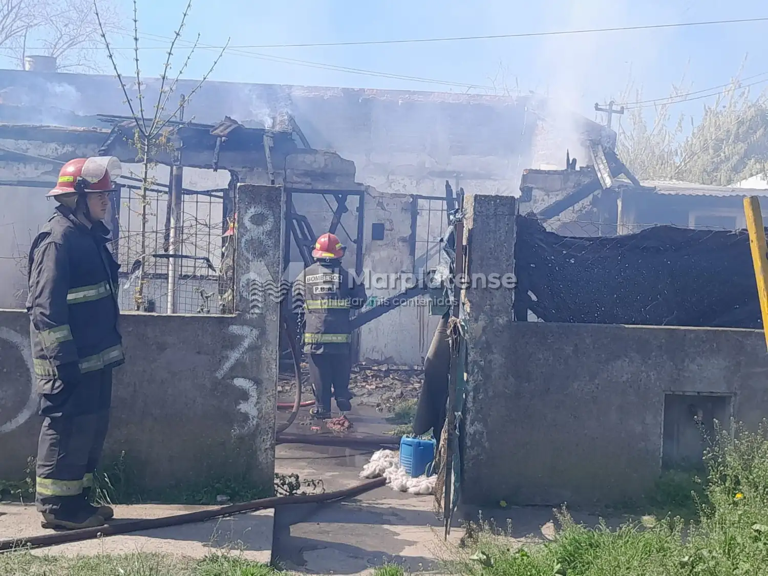 Los bomberos lograron apagar el incendio luego de casi una hora de trabajo y tan solo se registraron daños materiales.