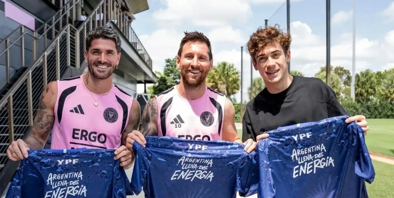 El piloto argentino se encontró con Lionel Messi y Rodrigo De Paul.