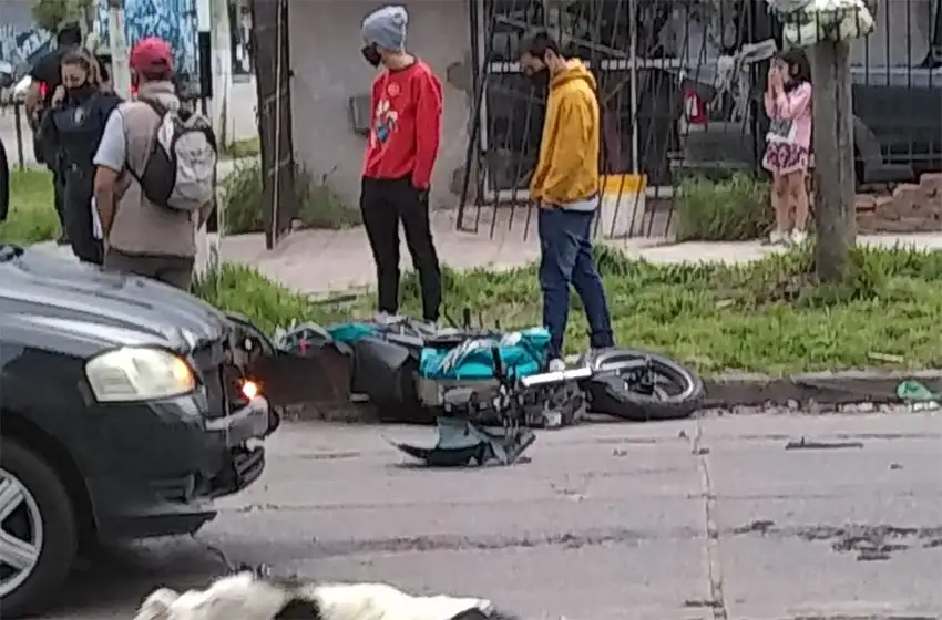 Un motociclista sufrió una fractura expuesta tras un choque