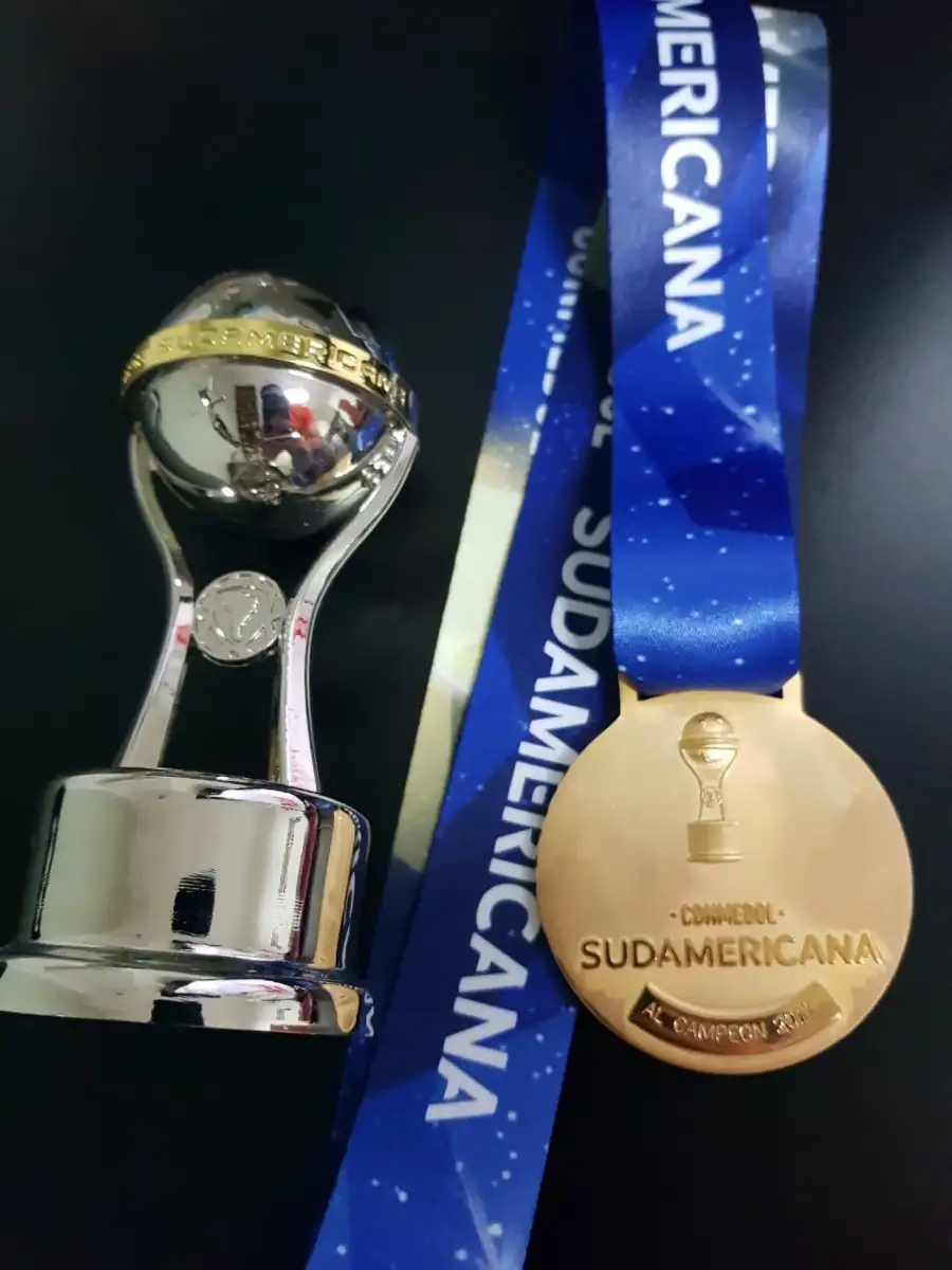 El kinesiólogo de Colón, le regaló la medalla de la final a la familia del hincha fallecido.