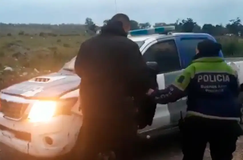 Robó, huyó y la apuntó a los policías con un revólver 