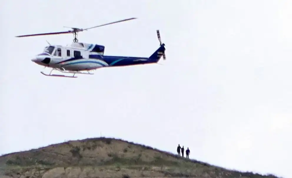 Un helicóptero que transportaba al presidente de Irán, Ebrahim Raisi, despega cerca de la frontera entre Irán y Azerbaiyán el domingo. El helicóptero con Raisi a bordo se estrelló más tarde.