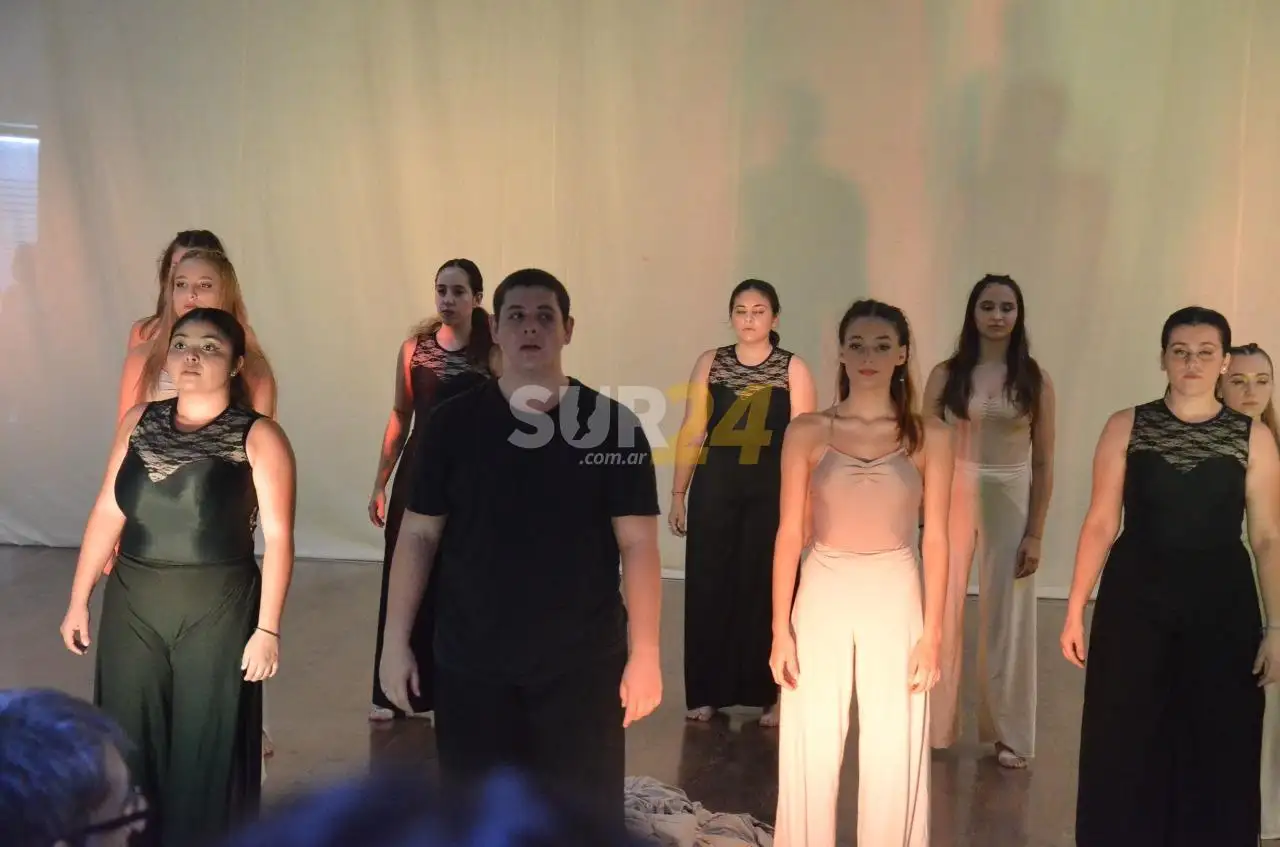 Intervención artística de la Escuela Municipal de Teatro Musical   