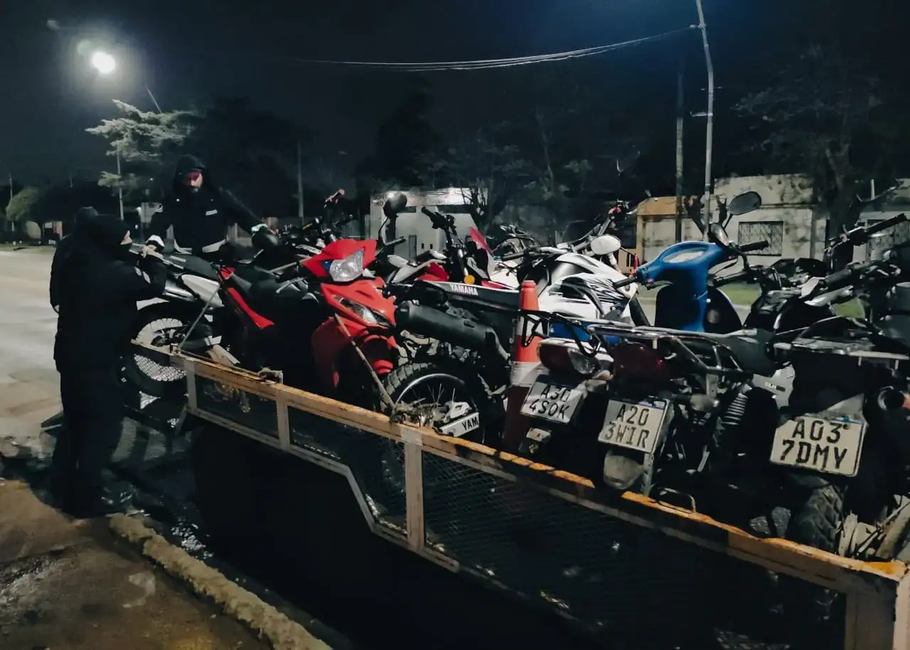 Megaoperativo nocturno: 26 motos secuestradas y una mujer aprehendida con un arma blanca