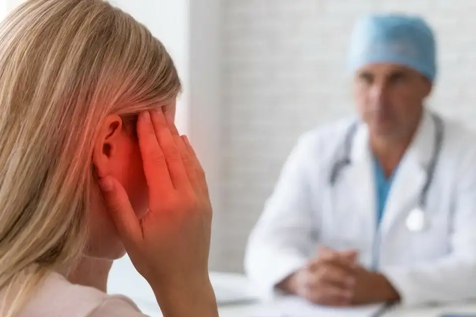 Los síntomas suelen aparecer de forma repentina e incluyen fiebre alta, dolor de cabeza intenso, rigidez en el cuello, sensibilidad a la luz, náuseas, vómitos y alteraciones del estado mental.