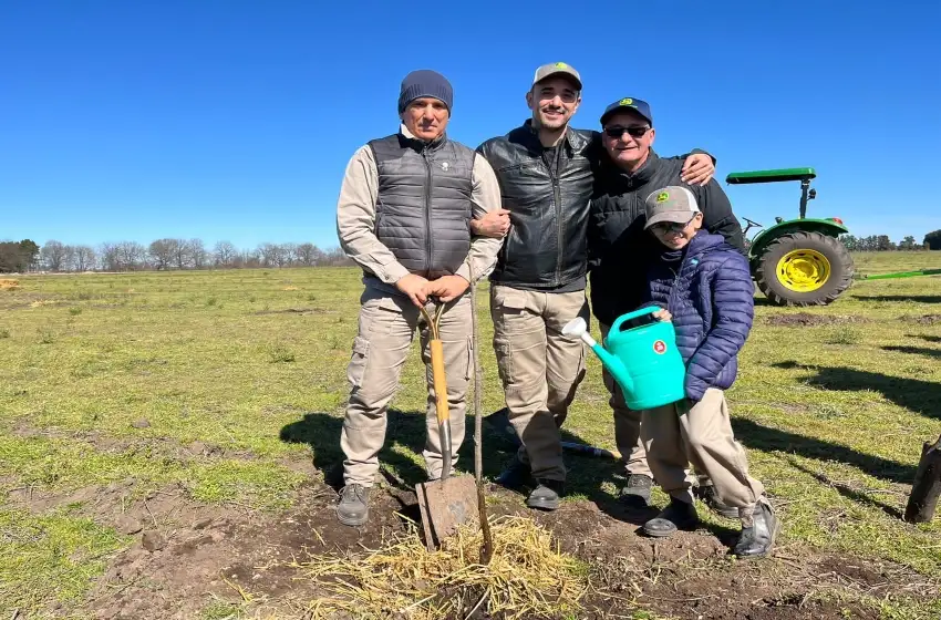 A un año de la primera plantación y junto a más de 300 niños, Abel Pintos sumó 2000 árboles más en Mercedes