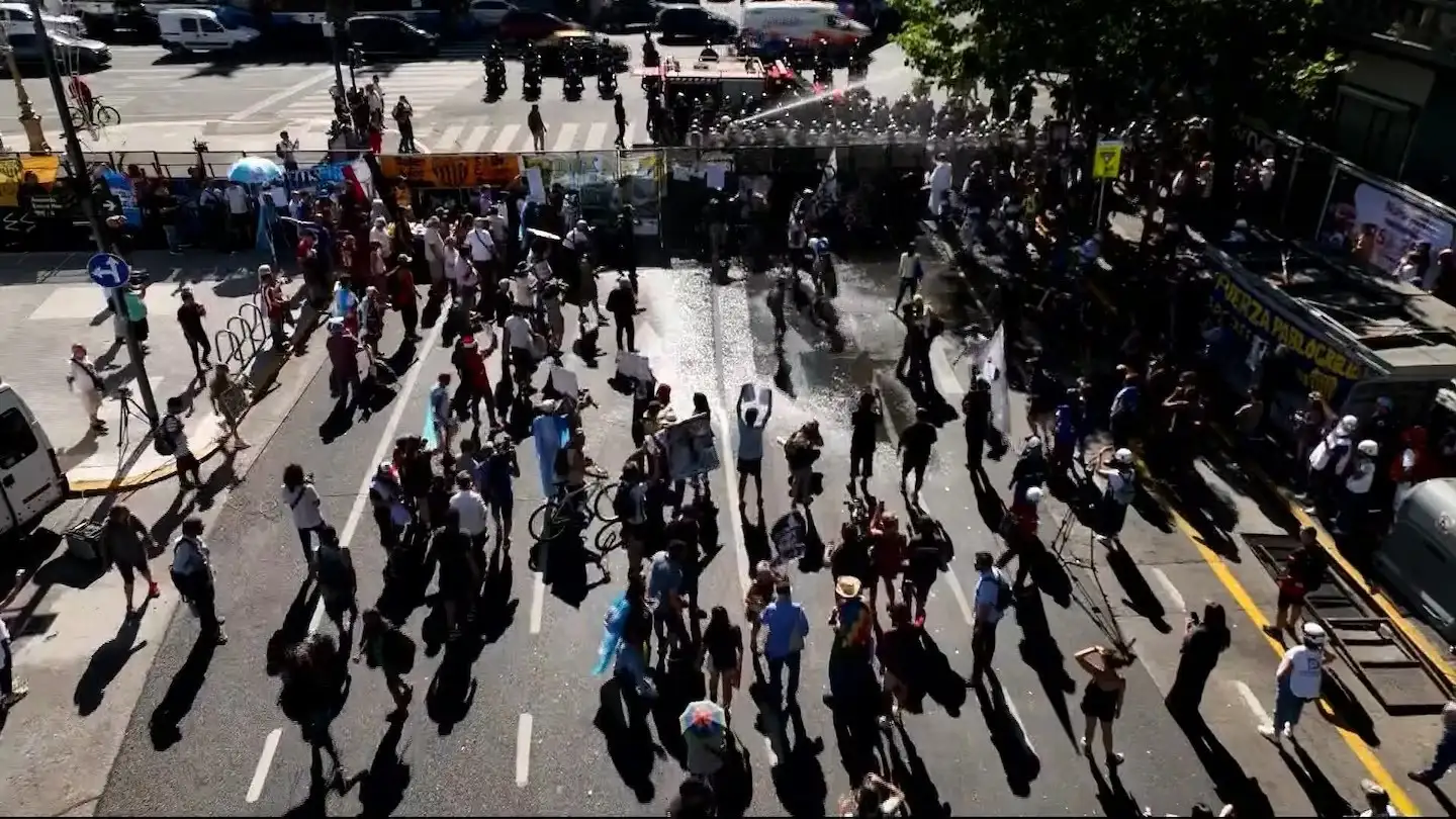 Mientras se debate en la Cámara de Diputados el Presupuesto 2026, manifestantes se enfrentaron con efectivos de la Policía Federal y Gendarmería.