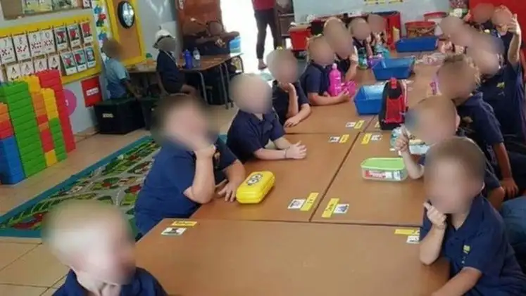 Sudáfrica: una maestra separó a sus alumnos por su color de piel