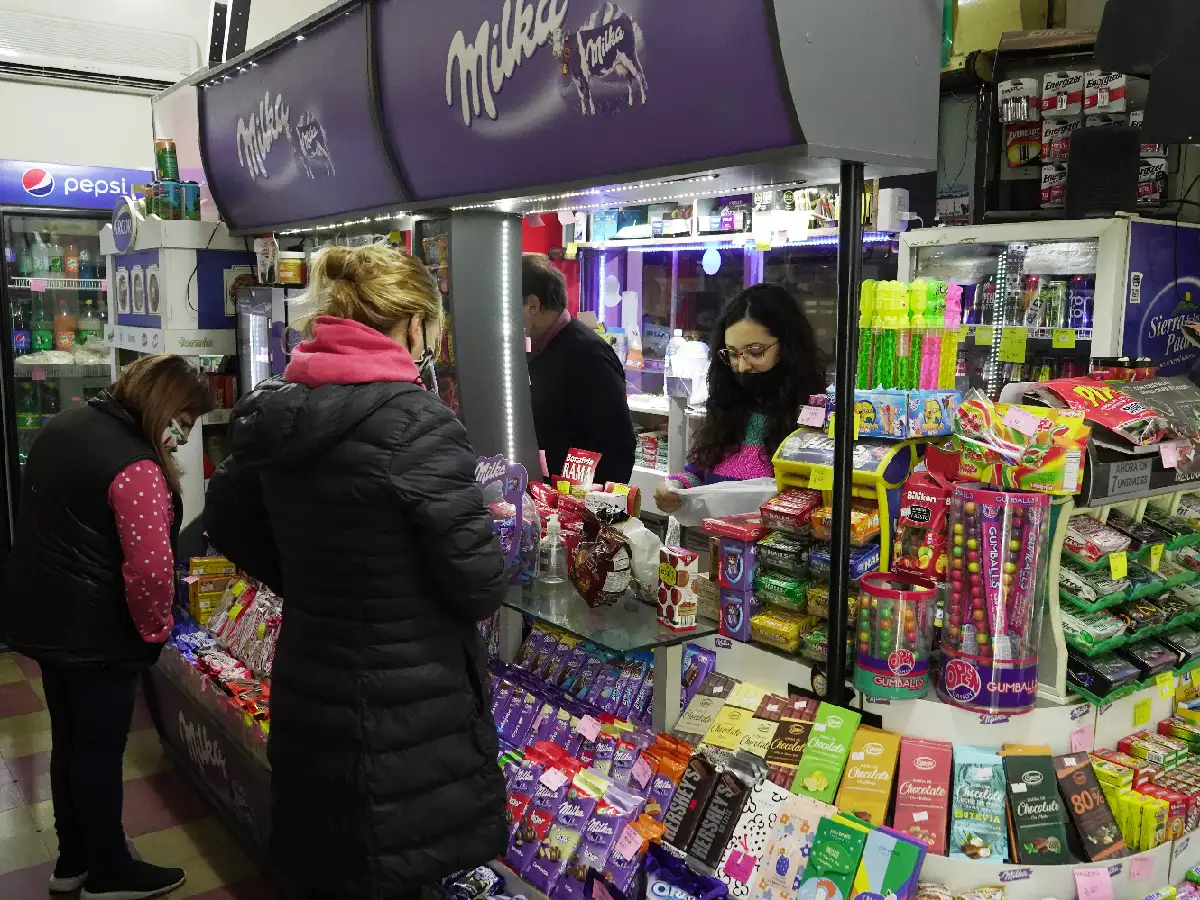 Kioscos: los otros “esenciales”  que piden abrir hasta las 23 