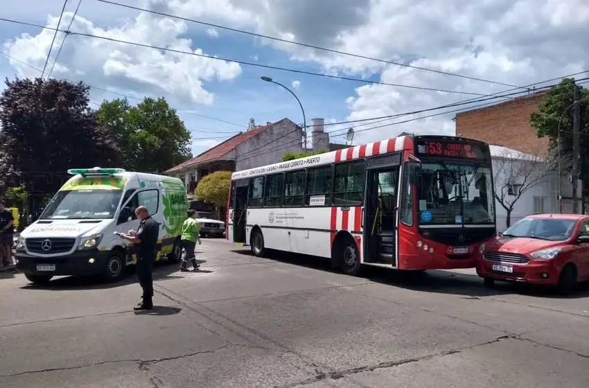 Un colectivo embistió un auto: hubo cuatro pasajeros hospitalizados