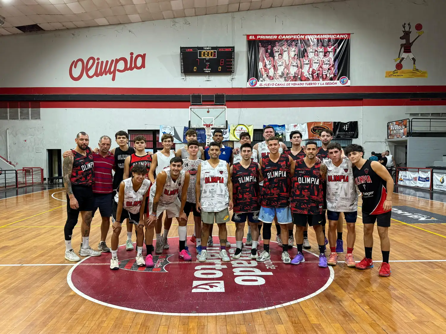 Plantel y cuerpo técnico en el inicio de la temporada 2026 a nivel local y federal. Foto: Nasif Raies (Prensa Olimpia)