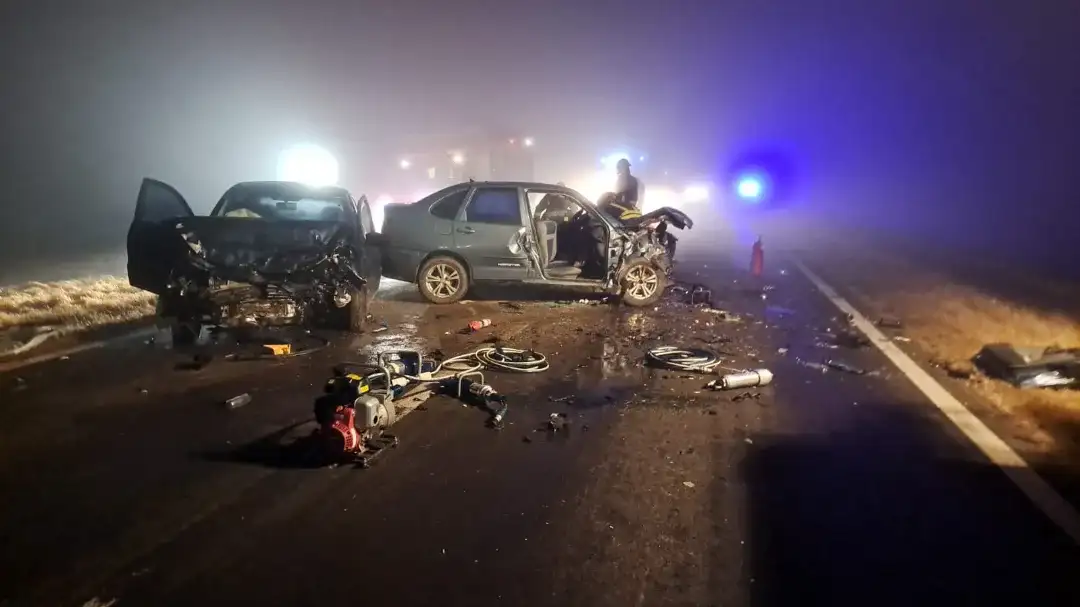 Los vehículos colisionaron frontalmente en el fatal accidente.
