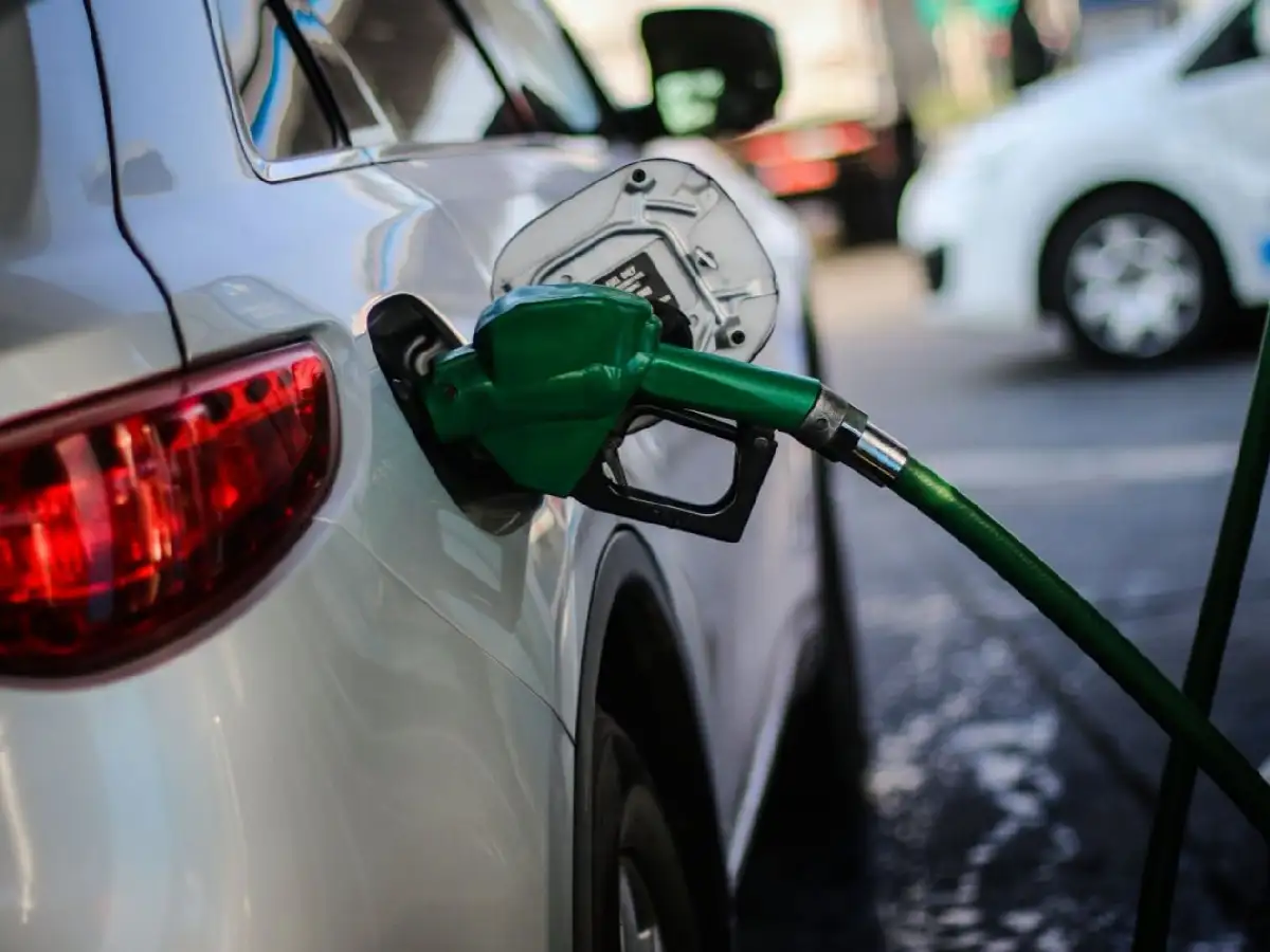 El Gobierno autorizó un aumento del 4% en las naftas El incremento entrará en vigencia este jueves. De esta manera, el Ejecutivo deja sin efecto el congelamiento en los combustibles que había anunciado por 90 días. La decisión es por la suba del precio in