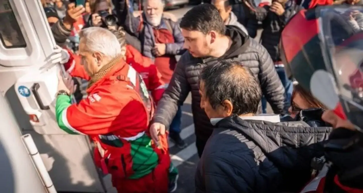 Los brigadistas lograron rescatar con vida a la nena de tres años.