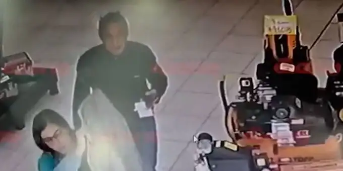 Las cámaras de seguridad registraron el presunto robo que involucra al padre de Agostina Páez.