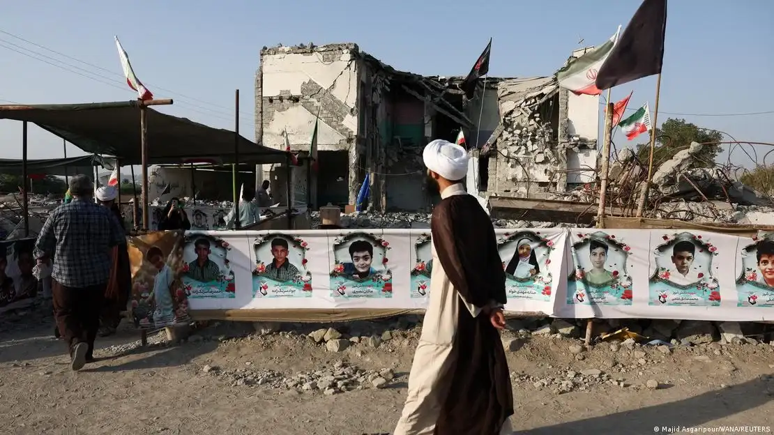 En el documento señalan dos bombardeos que realizó EE.UU. el 28 de febrero contra una escuela de Minab y una zona residencial de Lamerd, ambas en el sur de Irán.