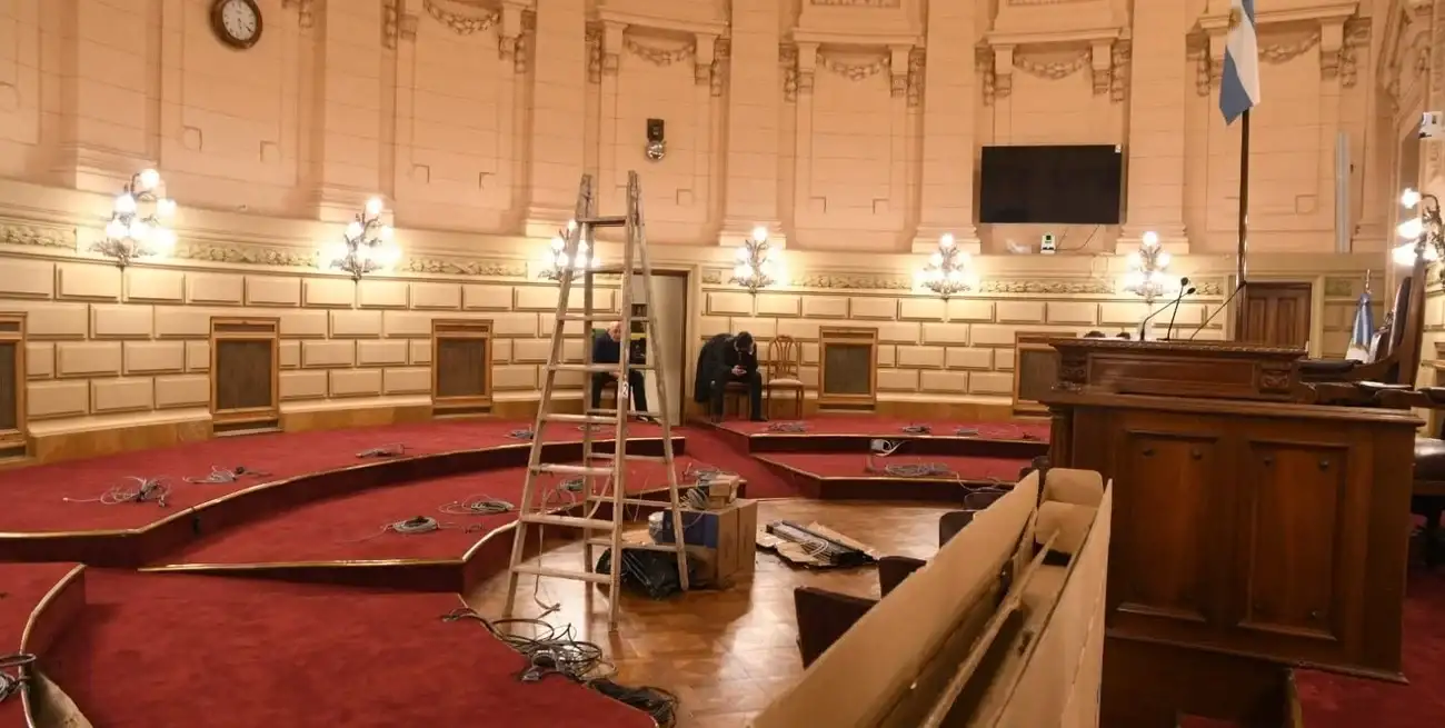 El recinto del Senado en obras, especialmente en el piso y en el sistema de sonidos. Crédito: Manuel Fabatía