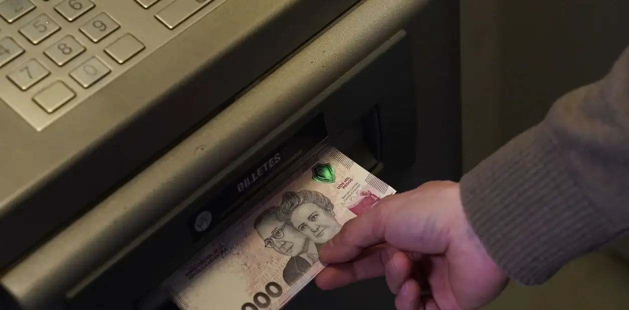 Las extracciones de efectivo muestran una caída pronunciada, según datos del Banco Central.